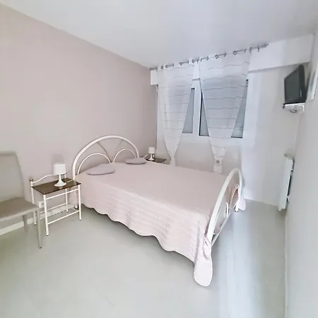4 Personnes Pres De La Avec Terrasse Et Parking - Fr-1-746-34 *